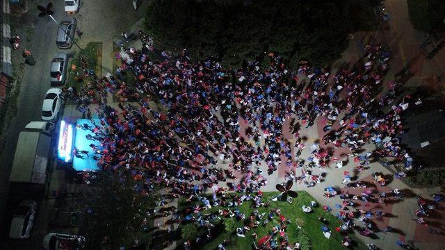 Kasımpaşa Meydanı’nda Sevinç Gösterisi Yapan Kalabalık Havadan Görüntülendi
