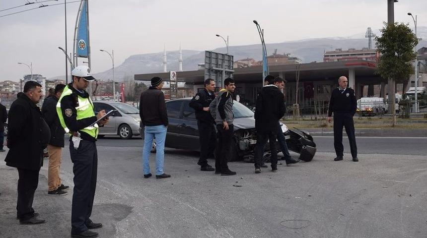 Otomobil Motosiklet İle Çarpıştı: 2 Yaralı