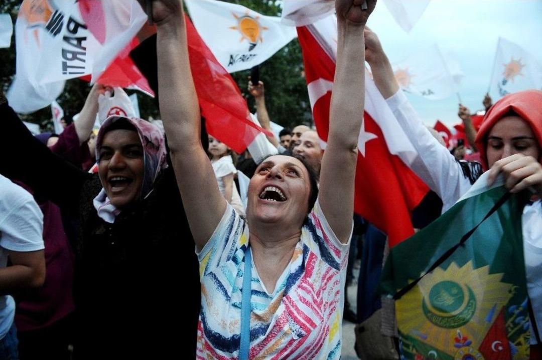 Bursa&rsquo;da Ak Partililerden Se&ccedil;im Kutlaması