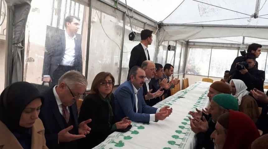 Adalet Bakanı Gül’den Feci Kazada Ölen Ailenin Yakınlarına Ziyaret