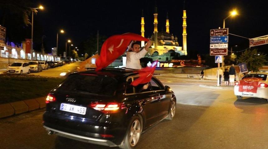 Edirne&rsquo;de Romanlar Se&ccedil;im Sonu&ccedil;larını G&ouml;bek Atarak Kutladı