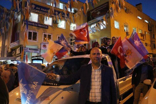 Edirne’de Romanlar Seçim Sonuçlarını Göbek Atarak Kutladı