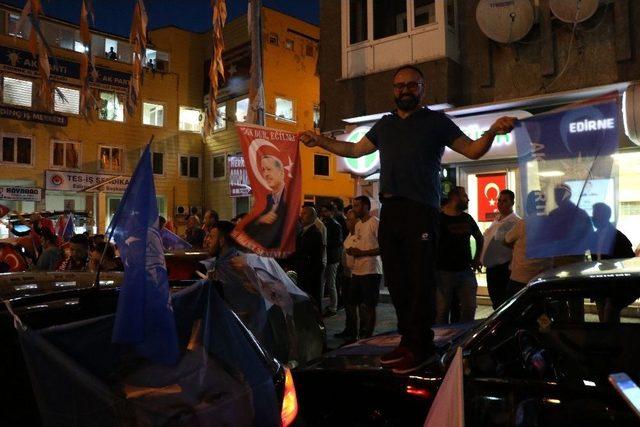 Edirne’de Romanlar Seçim Sonuçlarını Göbek Atarak Kutladı