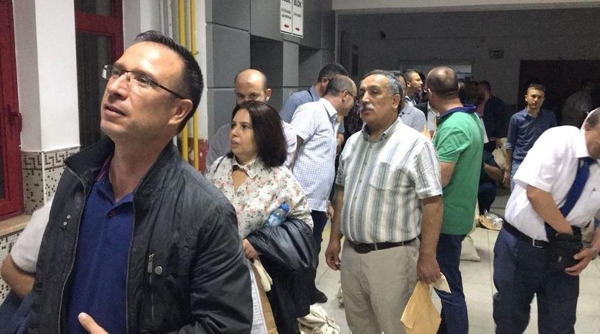 Afyonkarahisar İl Se&ccedil;im Kurulu&rsquo;nda Uzun Kuyruklar Oluştu