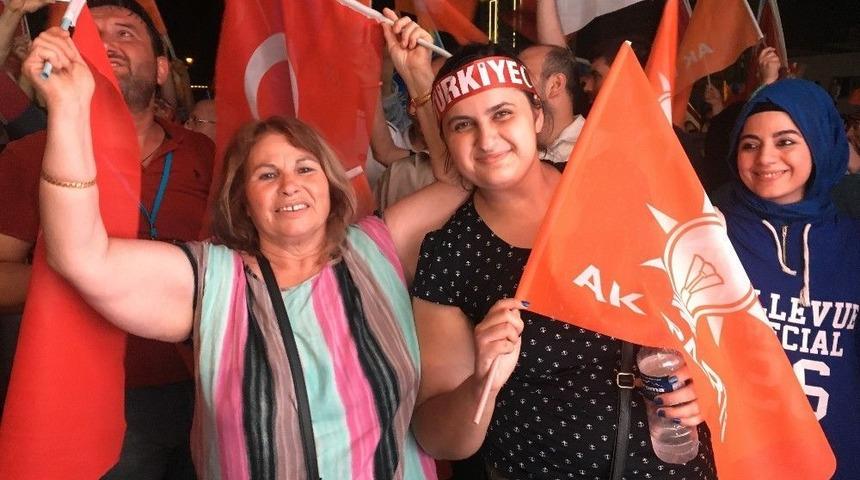 İzmir&rsquo;de Se&ccedil;im Zaferiyle Ak Parti&rsquo;ye Akın Ettiler
