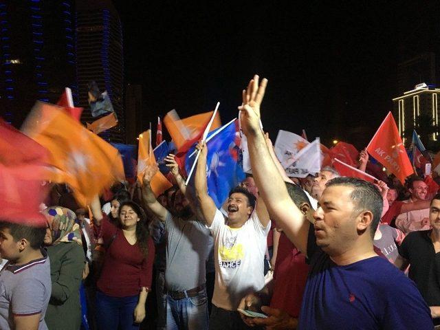 İzmir’de Seçim Zaferiyle Ak Parti’ye Akın Ettiler