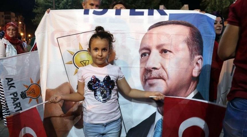 Denizli&rsquo;de Kutlamaların Adresi &Ccedil;ınar Meydanı Oldu