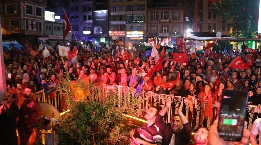 Cumhurbaşkanı Erdoğan&rsquo;ın Memleketi Rize&rsquo;de Yağmur Altında Kutlama