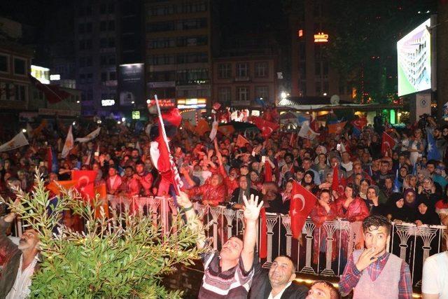 Cumhurbaşkanı Erdoğan’ın Memleketi Rize’de Yağmur Altında Kutlama