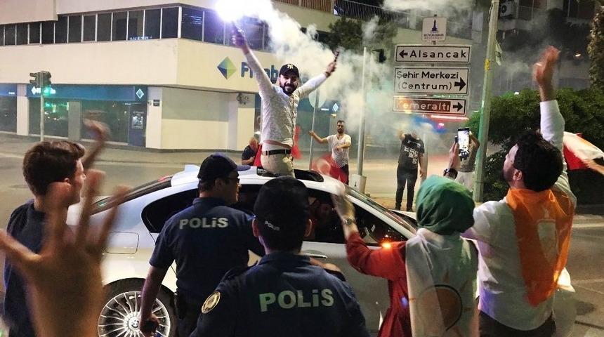 İzmirliler Sokağa D&ouml;k&uuml;ld&uuml;