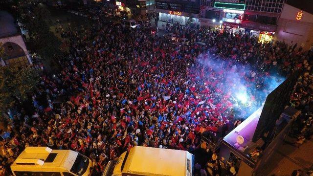 Gazisomanpaşa Meydanı’nda Sevinç Gösterisi Yapan Kalabalık Havadan Görüntülendi