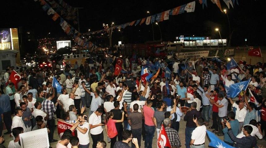 Şanlıurfa&rsquo;da Ak Parti&rsquo;lilerin Se&ccedil;im Kutlamaları