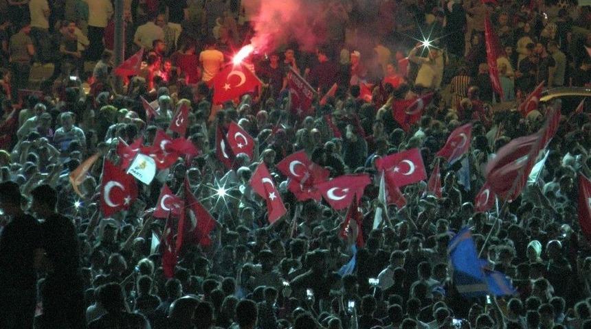 Cumhuriyet Meydanın Da Davullu Zurnalı Kutlama