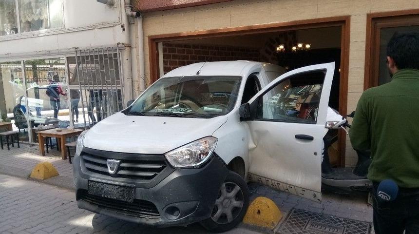 Kadık&ouml;y&rsquo;de İnanılmaz Kaza: 2 Yaralı