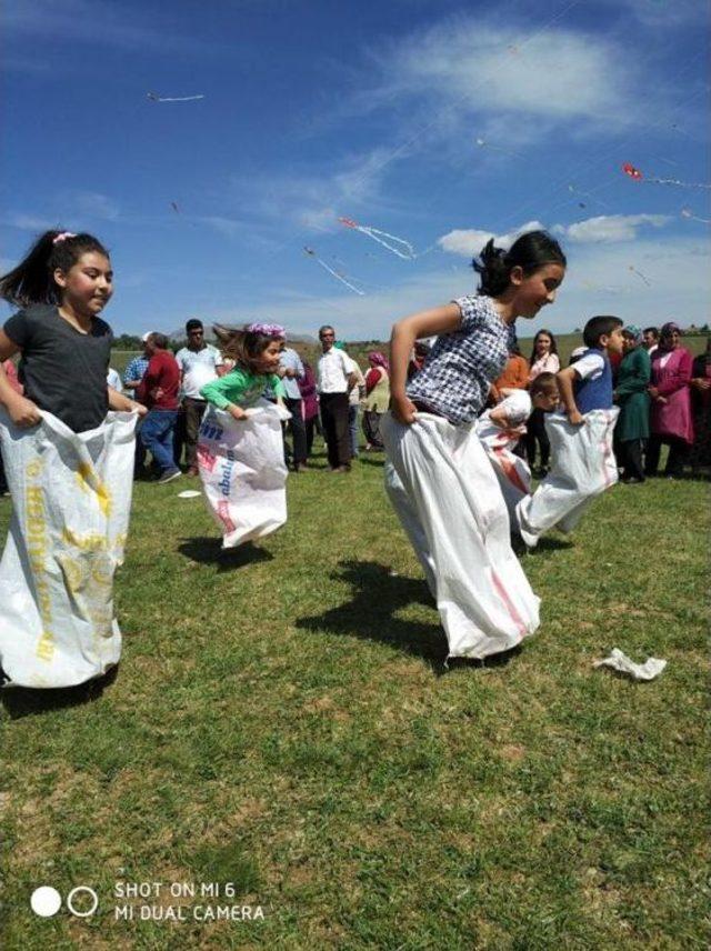 Eğirdir’de Uçurtma Şenliği Ve Çocuk Oyunları Etkinliği Düzenlendi