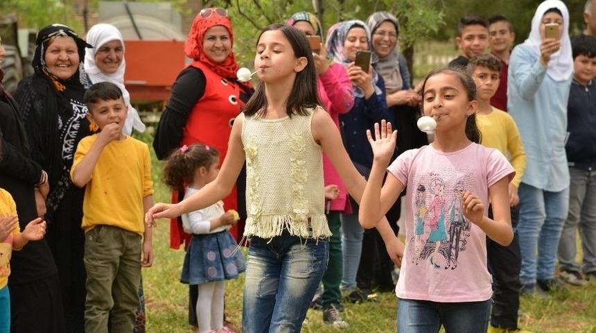 &Ccedil;ocuklar Aileleriyle Birlikte Piknikte Buluştu