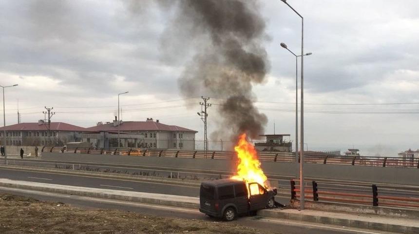 Erciş&rsquo;te Ka&ccedil;ak&ccedil;ılıkta Kullanılan Otomobil Alev Topuna D&ouml;nd&uuml;