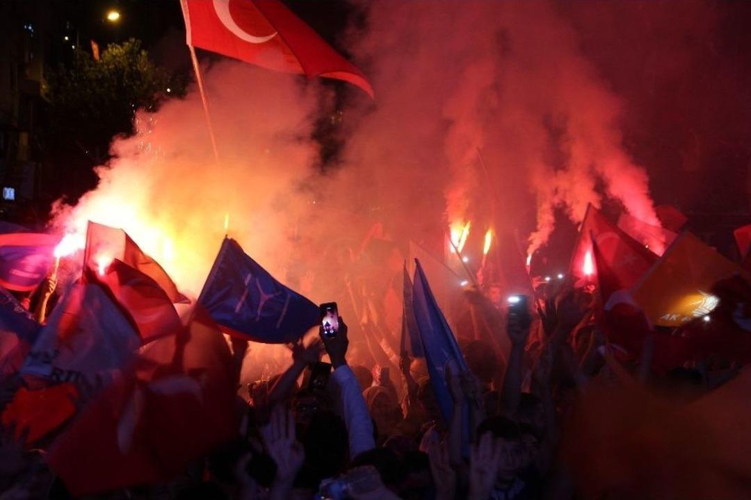 Manisa&rsquo;da Ak Parti Ve Mhp&rsquo;liler Sokaklara D&ouml;k&uuml;ld&uuml;
