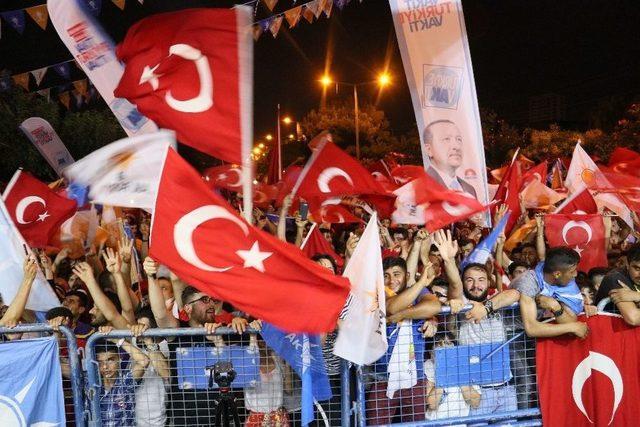 Adana’da Davullu Zurnalı Seçim Kutlaması