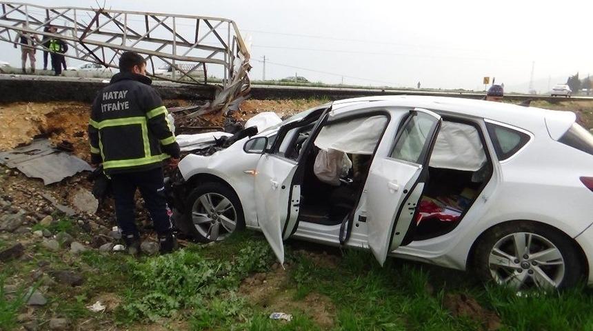 Kontrolden &Ccedil;ıkan Otomobil Elektrik Direğini Yola Devirdi