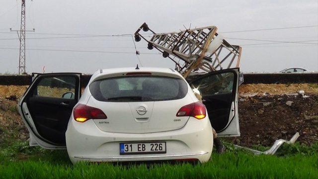 Kontrolden Çıkan Otomobil Elektrik Direğini Yola Devirdi