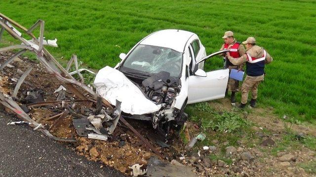 Kontrolden Çıkan Otomobil Elektrik Direğini Yola Devirdi