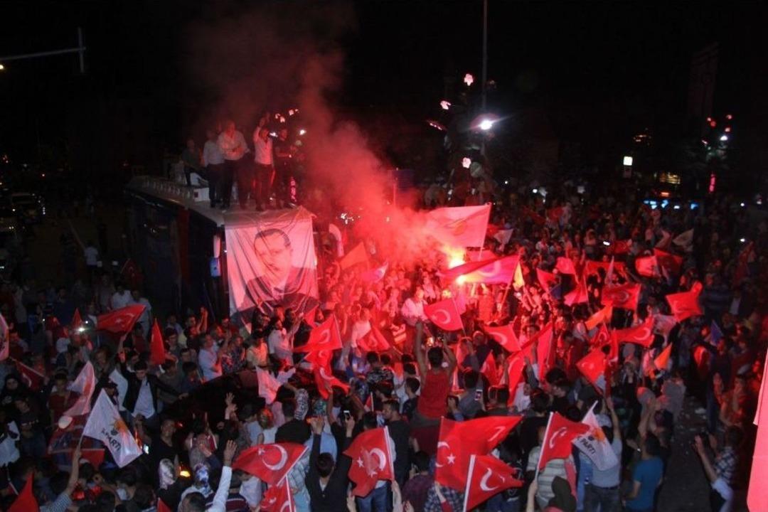 Isparta&rsquo;da Binlerce İnsan Sokaklara Akın Etti