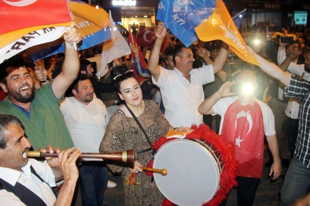 Samsun&rsquo;da Coşkulu Se&ccedil;im Kutlaması