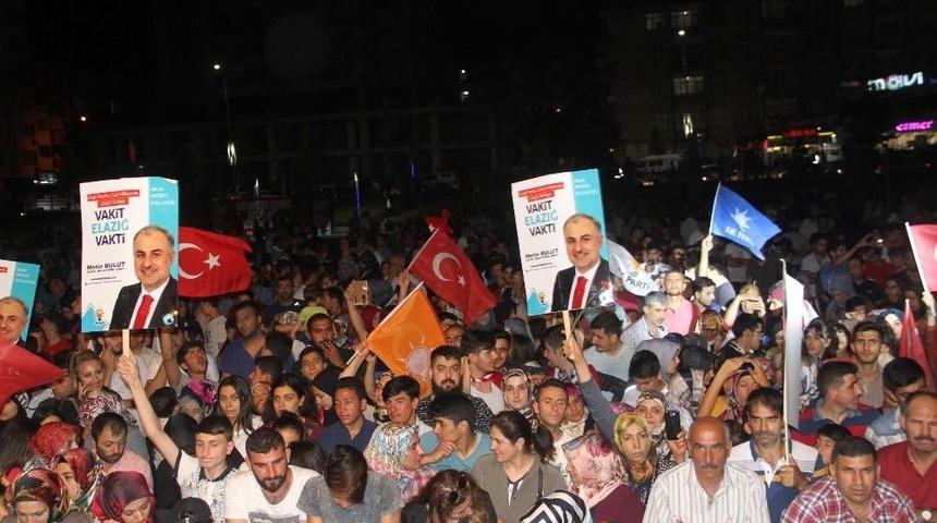 Elazığ&rsquo;da Ak Partililer Kutlama Yaptı