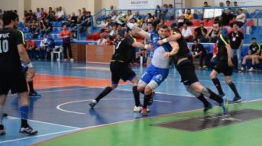 Nil&uuml;fer Farklı Kazandı