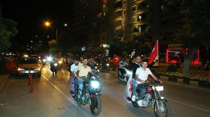 Ak Partililer Zafer Turu Attı