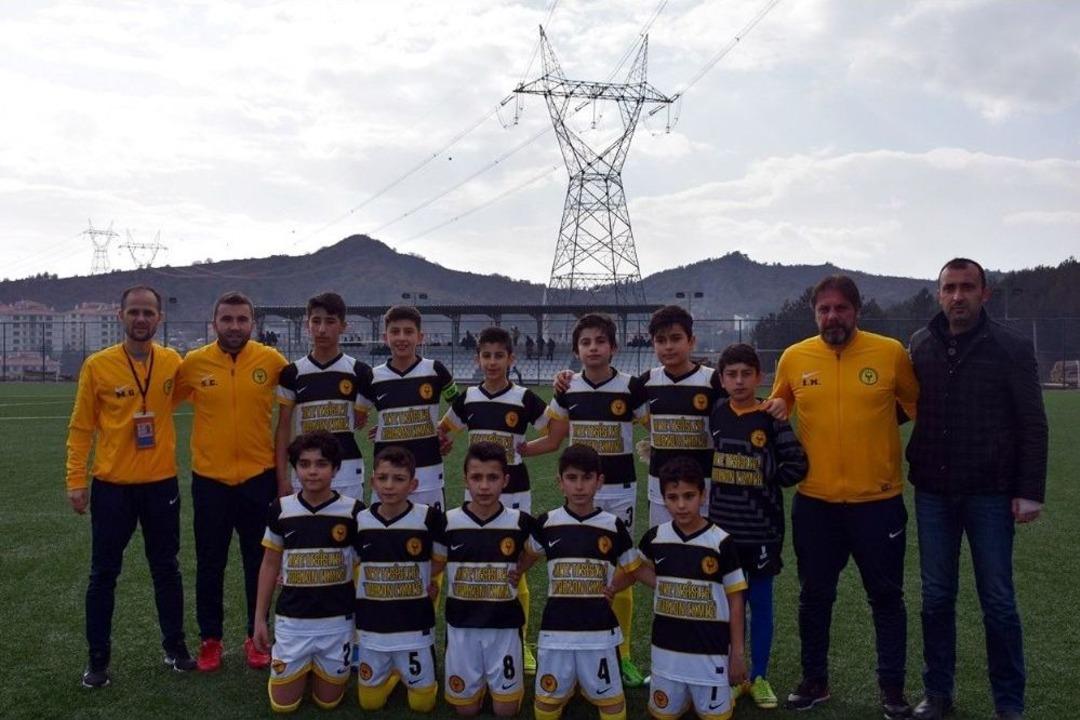 Kastamonu U-13 Ma&ccedil;ında Minik Sporculardan T&uuml;rk Ordusuna Destek