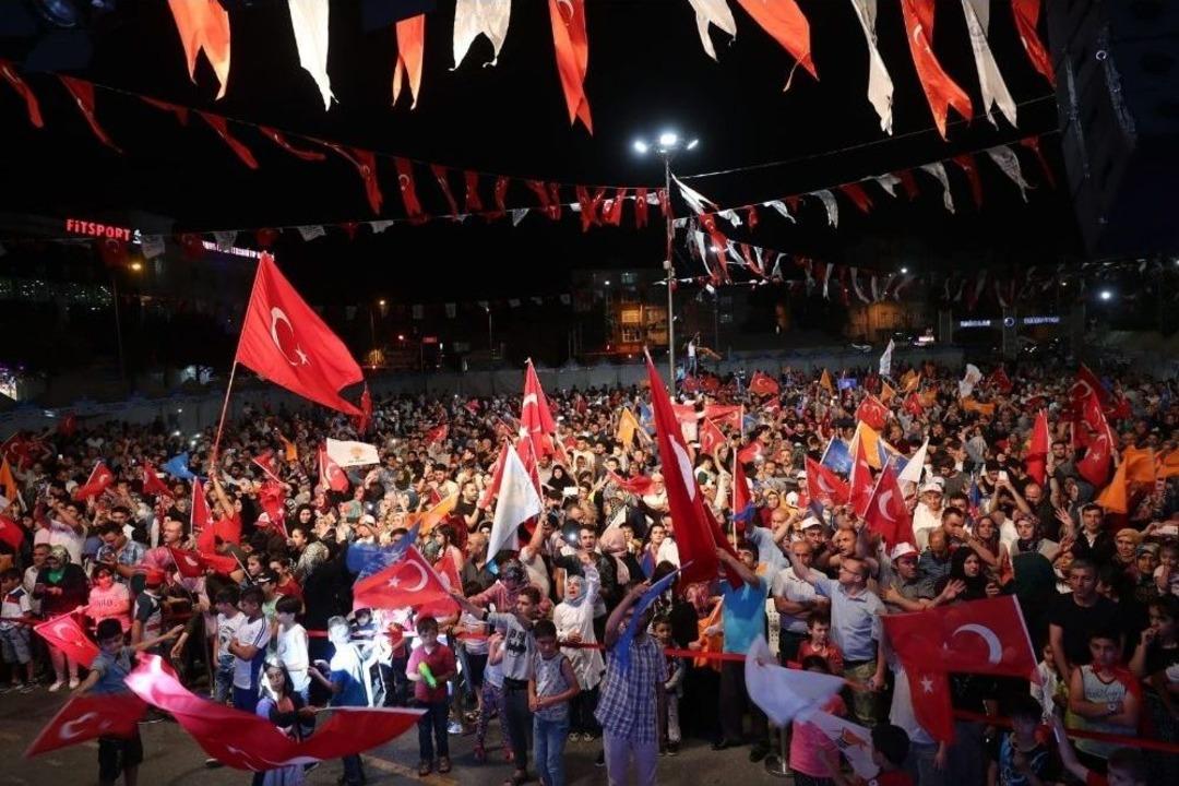 Se&ccedil;im Sonucu Bağcılar&rsquo;da Coşkuluyla Kutlandı