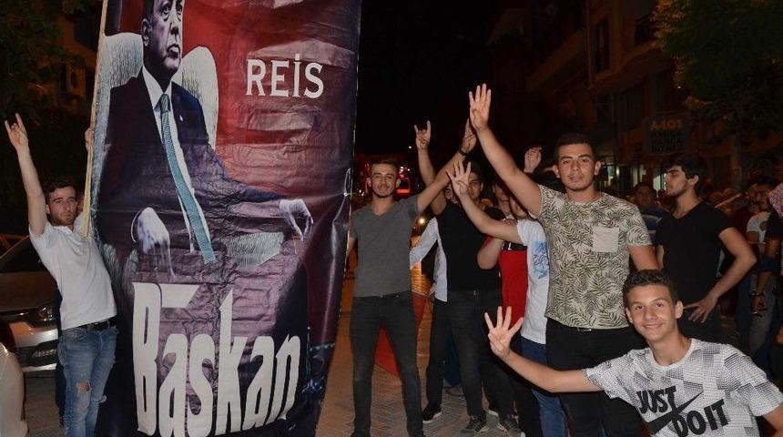 Ak Parti Turgutlu&rsquo;da B&uuml;y&uuml;k Coşku