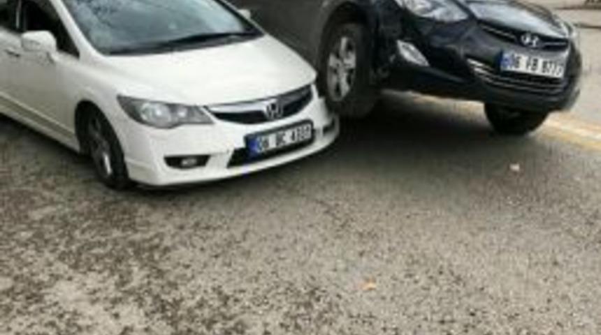 Araba Arabanın &Uuml;st&uuml;ne &Ccedil;ıktı