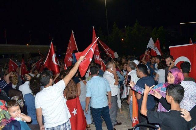 Didim’de Ak Parti Ve Mhp’liler Seçim Zaferini Kutladı