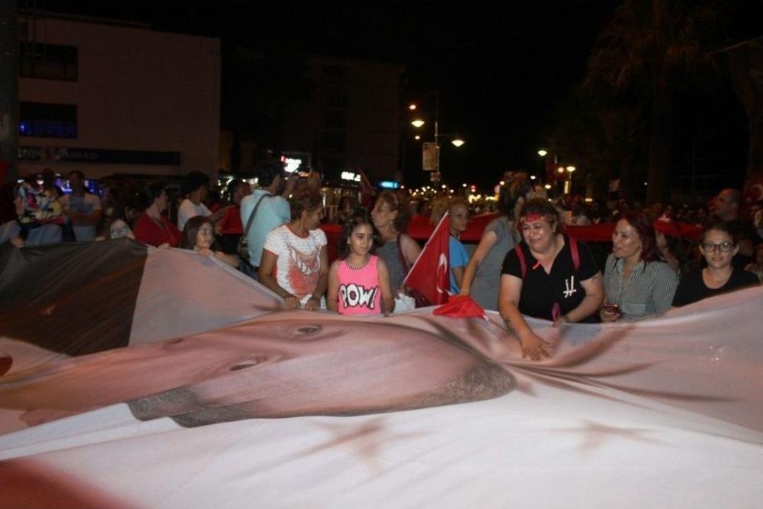 Ayvalık&rsquo;ta Ak Partililerin Zafer Coşkusu