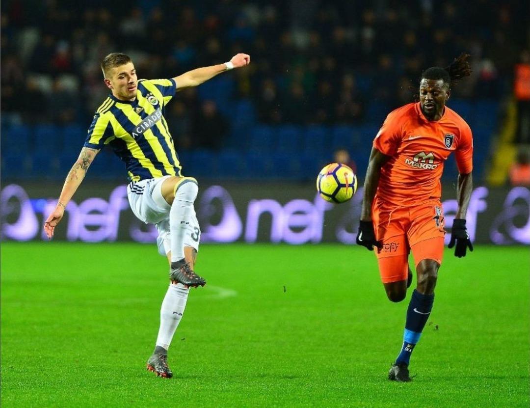 Spor Toto S&uuml;per Lig: Medipol Başakşehir: - Fenerbah&ccedil;e: 1 (ilk Yarı)