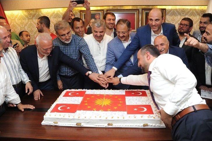 Ak Parti Kayseri İl Başkanlığı’nda Cumhurbaşkanlığı Forsu Bulunan Pastayla Kutlama Yapıldı