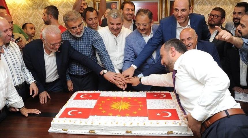 Ak Parti Kayseri İl Başkanlığı&rsquo;nda Cumhurbaşkanlığı Forsu Bulunan Pastayla Kutlama Yapıldı