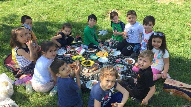 Kaynarca’da Anaokul Öğrencileri Fidan Dikti