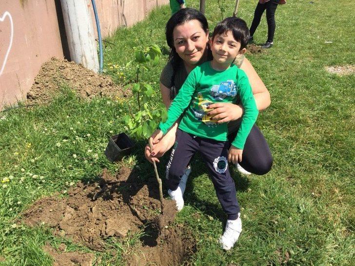 Kaynarca’da Anaokul Öğrencileri Fidan Dikti G1