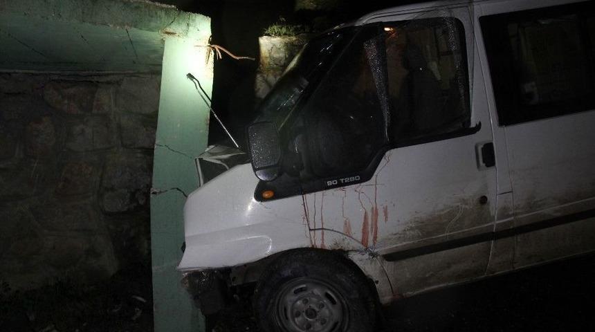 Kontrolden Çıkan Minibüs Duvara Çarparak Durabildi: 1 Yaralı