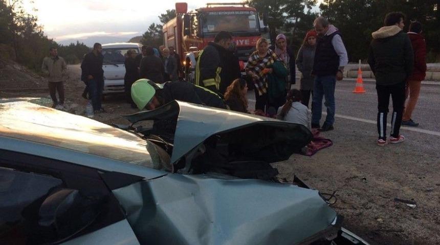 Denizli’de Hafif Ticari Araç Yol Kenarındaki Duvara Çarptı: 7 Yaralı