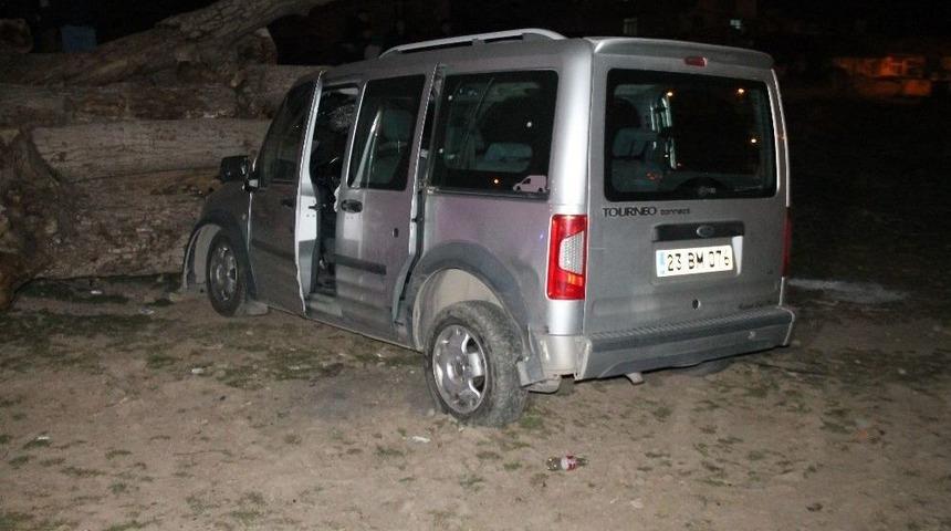 &Ouml;nce Otomobile Sonra Odunlara &Ccedil;arptı: 1 &Ouml;l&uuml;, 2 Yaralı