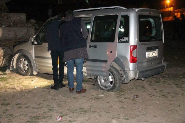 Önce Otomobile Sonra Odunlara Çarptı: 1 Ölü, 2 Yaralı