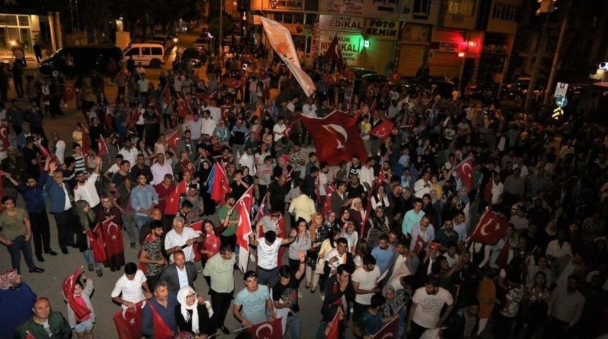 Ak Parti&rsquo;nin Se&ccedil;im Başarısı Van&rsquo;da Kutlandı