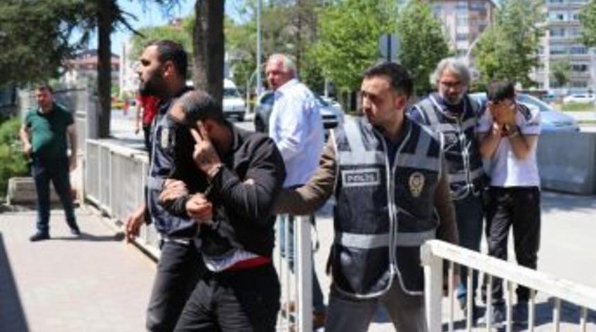 Döşedikleri Tesisatları Çalarken Yakalandılar