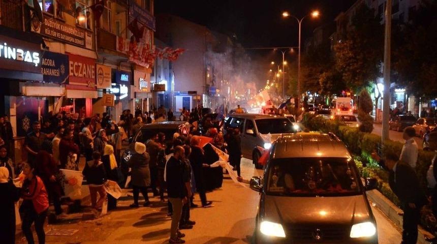 Boz&uuml;y&uuml;k&rsquo;te Ak Partililer Zaferini Kutladı