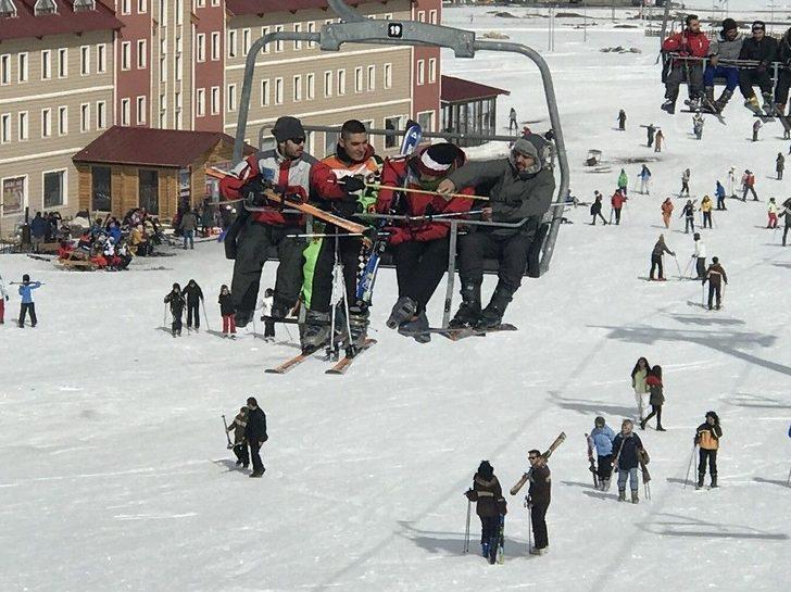 Kar Üstünde Halay Çektiler, Sonra Kaydılar G4